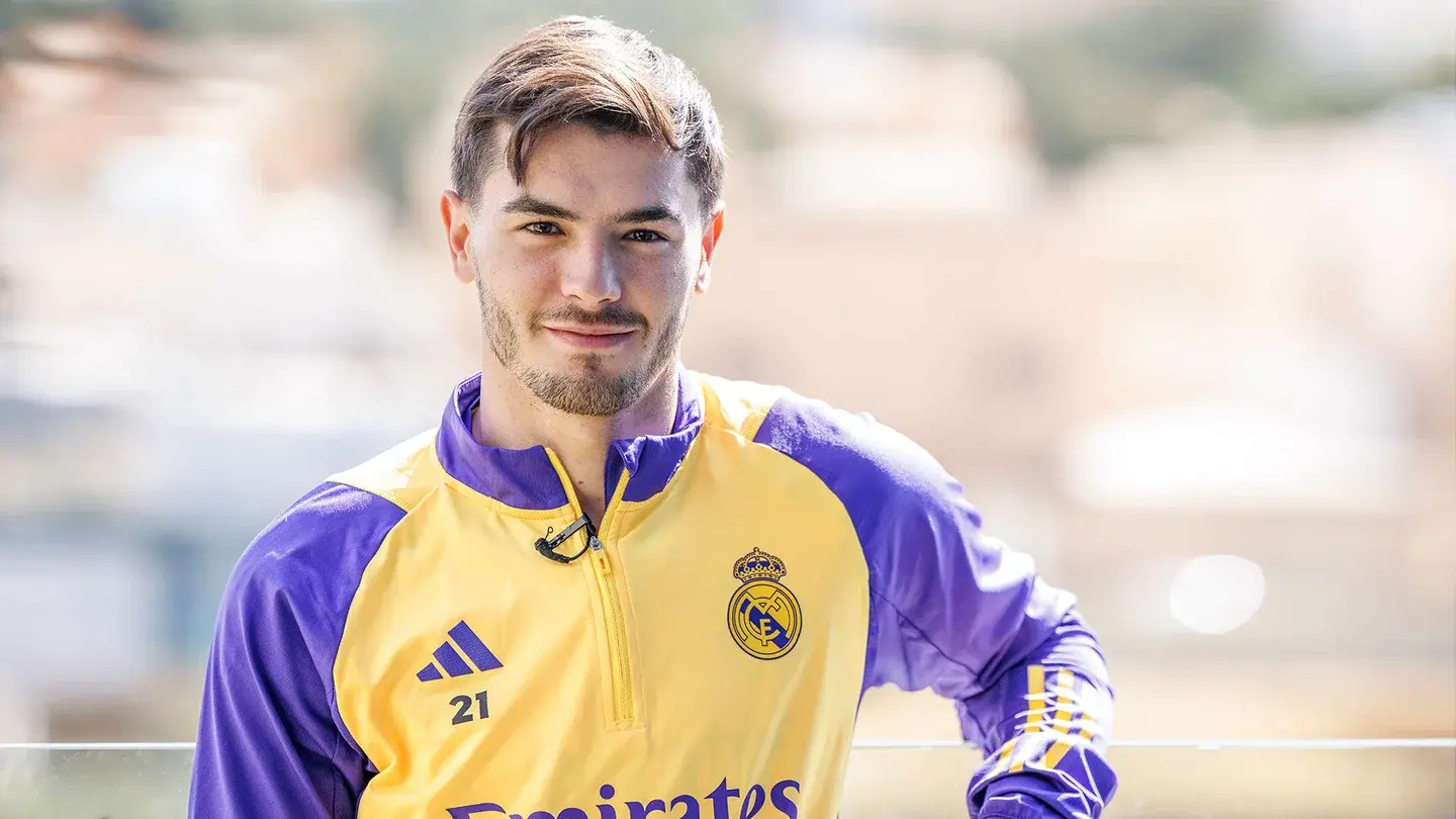 Brahim Diaz sonriendo con un balon de futbol en sus manos.