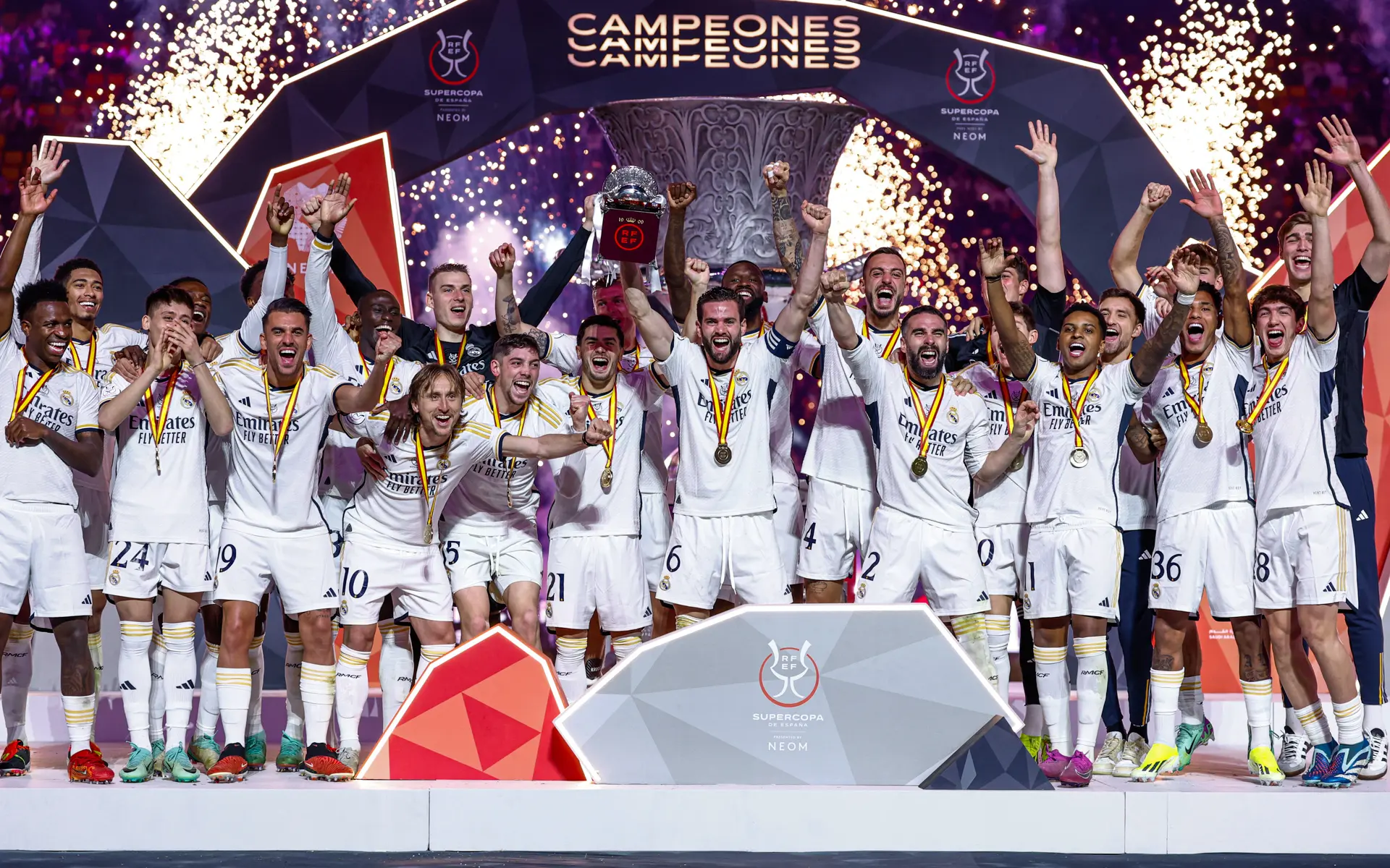 Equipo del real madrid celebrado el titulo de la supercopa de españa.