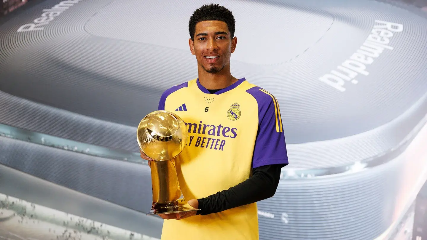 Jude Bellingham, posando con el premio globe soccer.