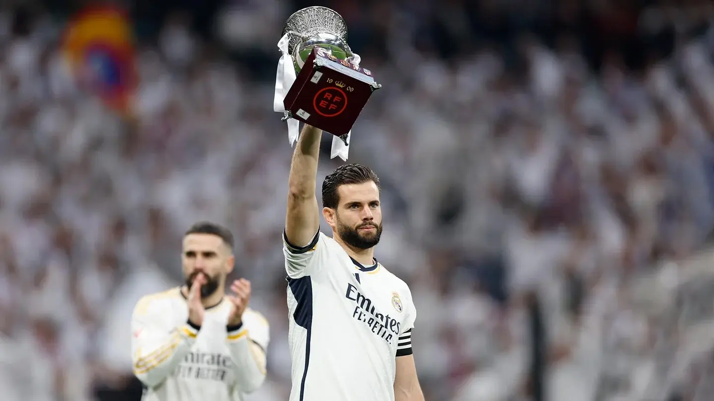 Nacho mostrando la supercopa de españa a la aficion en el bernabeu