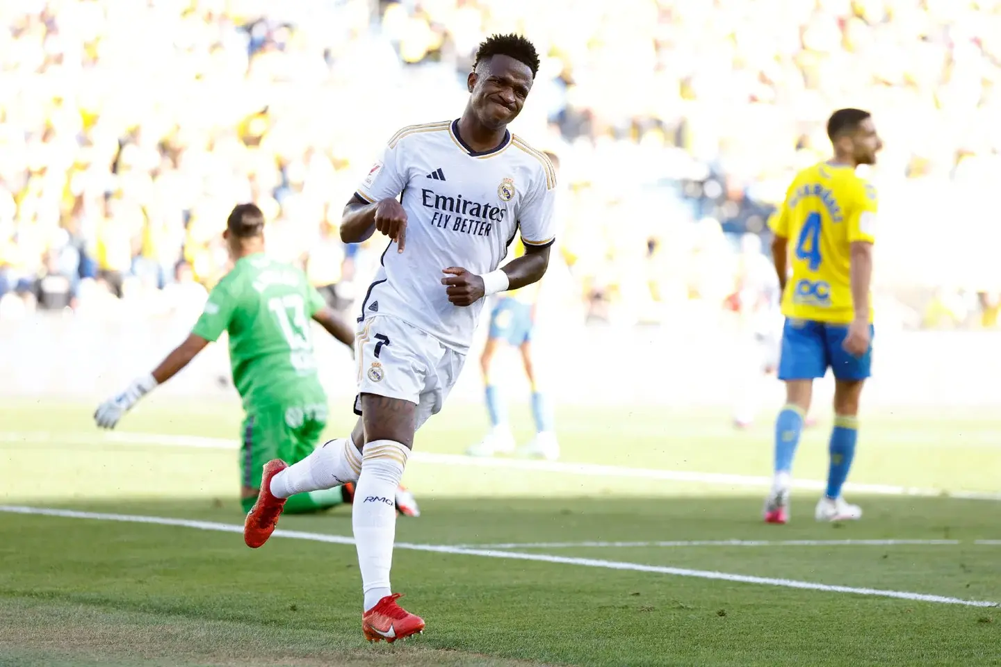 Vini Jr. celebrando un gol haciendo el gesto yo estoy aqui