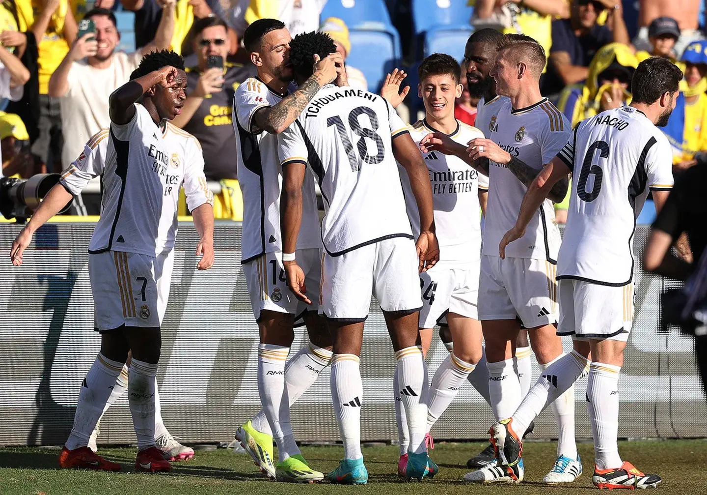 Todo el equipo celebrando un gol, abrazandose y sonriendo