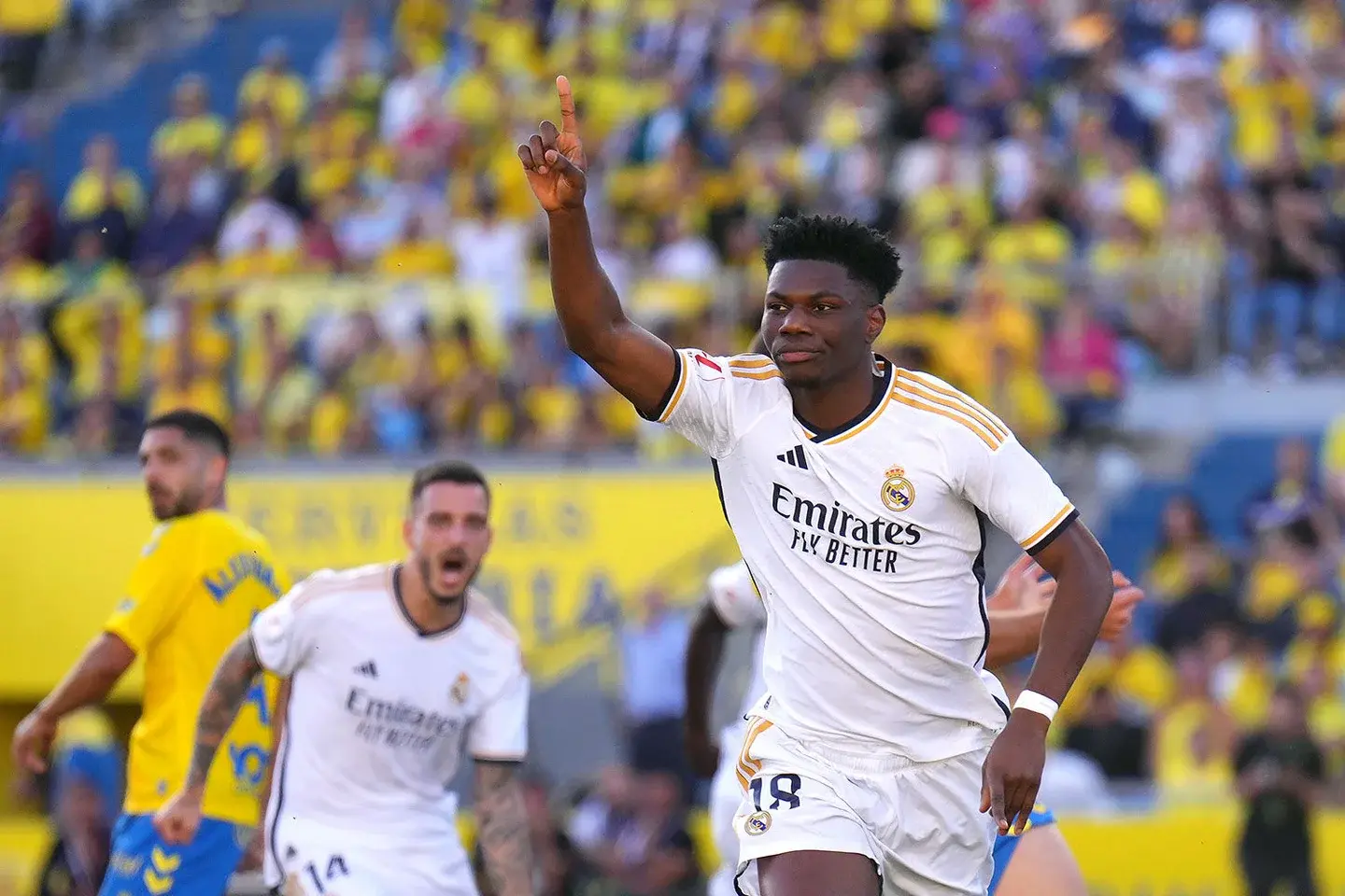 Tchouameni celebrando su gol de cabeza señalando al cielo