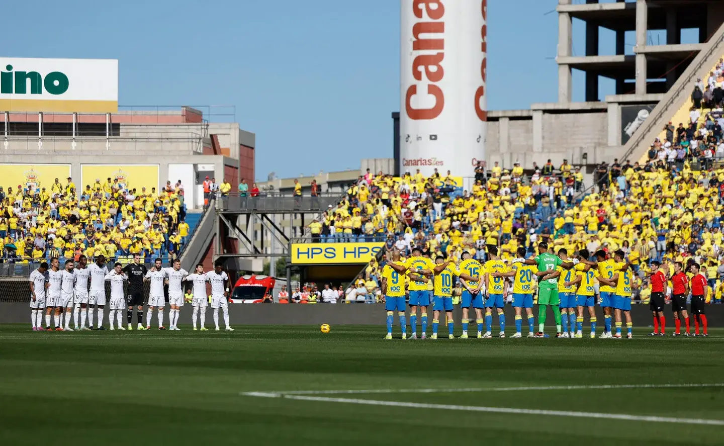 Las palmas y el Real Madrid en el estadio minutos antes de iniciar el partido