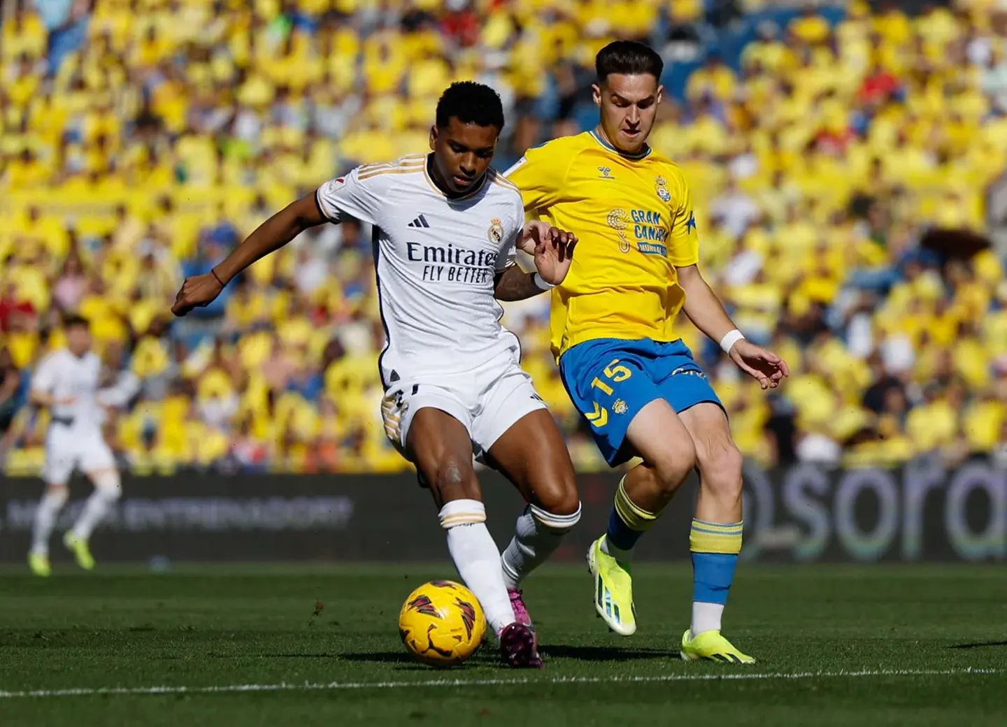 Rodrygo regateando a un jugador de las palmas en el partido de liga