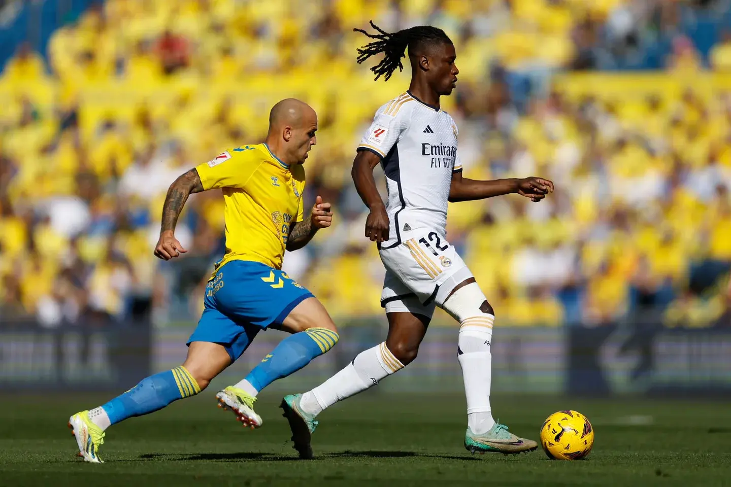 Camavinga en el partido contra las palmas, en un duelo con un jugador de las palmas