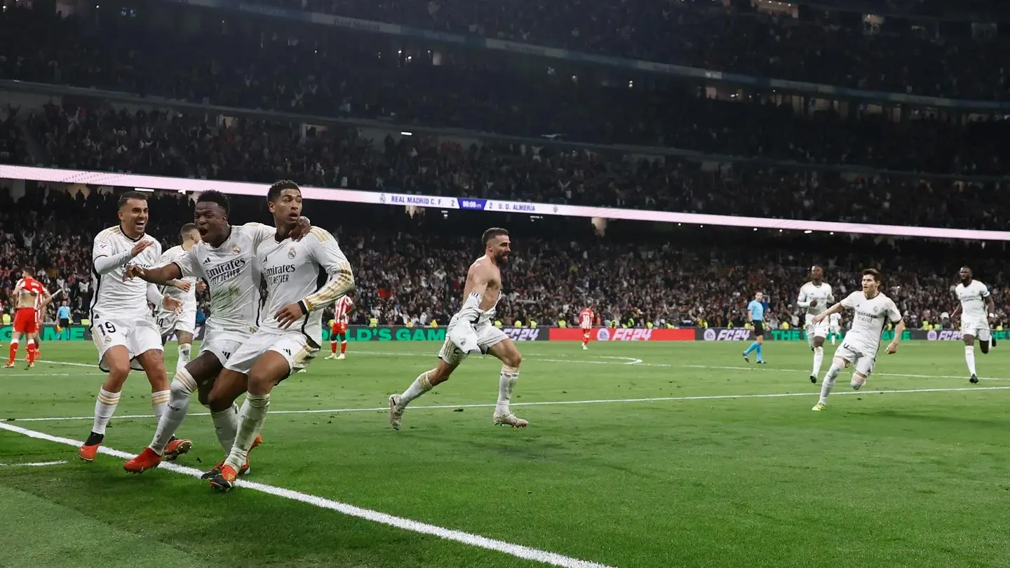 Real madrid celebrando, corriendo por el campo tras remontar el partido contra el almeria en el bernabeu.