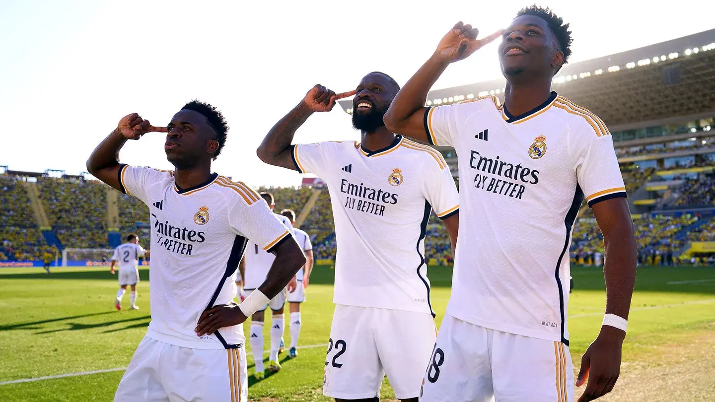 Jude Bellingham, Vinicius Jr y tchuoameni celebrando un gol en el partido contra las plamas.